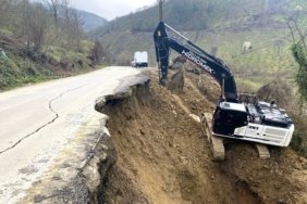 Cumayeri'nde heyelan sonrası 3 köyü bağlayan grup yolu onarılıyor