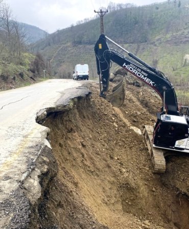 Cumayeri'nde heyelan sonrası 3 köyü bağlayan grup yolu onarılıyor
