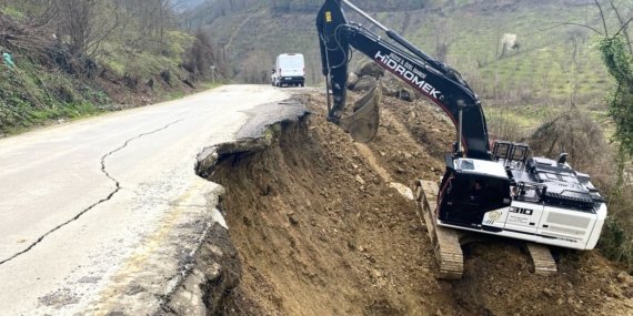 Cumayeri'nde heyelan sonrası 3 köyü bağlayan grup yolu onarılıyor