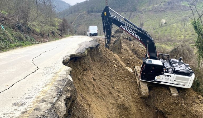 Cumayeri'nde heyelan sonrası 3 köyü bağlayan grup yolu onarılıyor