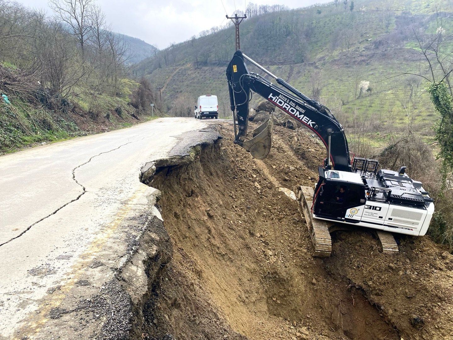 Cumayeri'nde heyelan sonrası 3 köyü bağlayan grup yolu onarılıyor
