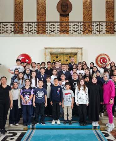 AK Parti Düzce Milletvekili Ercan Öztürk, minik misafirlerini meclis’te misafir etti